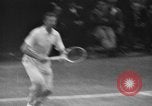 Image champion de tennis Donald Budge défaites Bunny Austin à Wimbleton Wimbledon Londres Angleterre, 1938, de la seconde 18 séquences d'archives historiques vidéo 65675047828