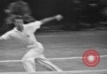 Image champion de tennis Donald Budge défaites Bunny Austin à Wimbleton Wimbledon Londres Angleterre, 1938, de la seconde 19 séquences d'archives historiques vidéo 65675047828