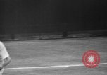 Image champion de tennis Donald Budge défaites Bunny Austin à Wimbleton Wimbledon Londres Angleterre, 1938, de la seconde 20 séquences d'archives historiques vidéo 65675047828