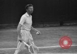 Image champion de tennis Donald Budge défaites Bunny Austin à Wimbleton Wimbledon Londres Angleterre, 1938, de la seconde 21 séquences d'archives historiques vidéo 65675047828