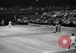 Image champion de tennis Donald Budge défaites Bunny Austin à Wimbleton Wimbledon Londres Angleterre, 1938, de la seconde 23 séquences d'archives historiques vidéo 65675047828
