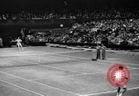 Image champion de tennis Donald Budge défaites Bunny Austin à Wimbleton Wimbledon Londres Angleterre, 1938, de la seconde 24 séquences d'archives historiques vidéo 65675047828