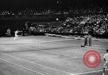 Image champion de tennis Donald Budge défaites Bunny Austin à Wimbleton Wimbledon Londres Angleterre, 1938, de la seconde 26 séquences d'archives historiques vidéo 65675047828
