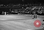 Image champion de tennis Donald Budge défaites Bunny Austin à Wimbleton Wimbledon Londres Angleterre, 1938, de la seconde 27 séquences d'archives historiques vidéo 65675047828