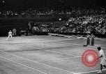Image champion de tennis Donald Budge défaites Bunny Austin à Wimbleton Wimbledon Londres Angleterre, 1938, de la seconde 28 séquences d'archives historiques vidéo 65675047828