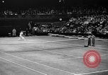 Image champion de tennis Donald Budge défaites Bunny Austin à Wimbleton Wimbledon Londres Angleterre, 1938, de la seconde 29 séquences d'archives historiques vidéo 65675047828