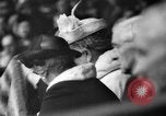 Image champion de tennis Donald Budge défaites Bunny Austin à Wimbleton Wimbledon Londres Angleterre, 1938, de la seconde 31 séquences d'archives historiques vidéo 65675047828