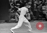Image champion de tennis Donald Budge défaites Bunny Austin à Wimbleton Wimbledon Londres Angleterre, 1938, de la seconde 34 séquences d'archives historiques vidéo 65675047828