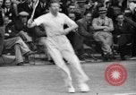 Image champion de tennis Donald Budge défaites Bunny Austin à Wimbleton Wimbledon Londres Angleterre, 1938, de la seconde 35 séquences d'archives historiques vidéo 65675047828