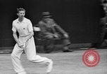 Image champion de tennis Donald Budge défaites Bunny Austin à Wimbleton Wimbledon Londres Angleterre, 1938, de la seconde 36 séquences d'archives historiques vidéo 65675047828