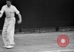 Image champion de tennis Donald Budge défaites Bunny Austin à Wimbleton Wimbledon Londres Angleterre, 1938, de la seconde 37 séquences d'archives historiques vidéo 65675047828