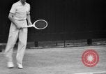 Image champion de tennis Donald Budge défaites Bunny Austin à Wimbleton Wimbledon Londres Angleterre, 1938, de la seconde 38 séquences d'archives historiques vidéo 65675047828