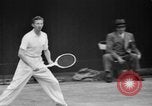 Image champion de tennis Donald Budge défaites Bunny Austin à Wimbleton Wimbledon Londres Angleterre, 1938, de la seconde 39 séquences d'archives historiques vidéo 65675047828