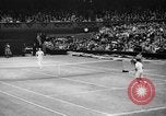 Image champion de tennis Donald Budge défaites Bunny Austin à Wimbleton Wimbledon Londres Angleterre, 1938, de la seconde 41 séquences d'archives historiques vidéo 65675047828