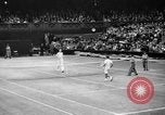 Image champion de tennis Donald Budge défaites Bunny Austin à Wimbleton Wimbledon Londres Angleterre, 1938, de la seconde 42 séquences d'archives historiques vidéo 65675047828