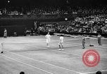 Image champion de tennis Donald Budge défaites Bunny Austin à Wimbleton Wimbledon Londres Angleterre, 1938, de la seconde 43 séquences d'archives historiques vidéo 65675047828