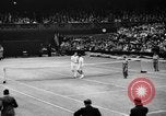 Image champion de tennis Donald Budge défaites Bunny Austin à Wimbleton Wimbledon Londres Angleterre, 1938, de la seconde 44 séquences d'archives historiques vidéo 65675047828