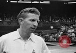 Image champion de tennis Donald Budge défaites Bunny Austin à Wimbleton Wimbledon Londres Angleterre, 1938, de la seconde 45 séquences d'archives historiques vidéo 65675047828