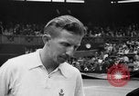 Image champion de tennis Donald Budge défaites Bunny Austin à Wimbleton Wimbledon Londres Angleterre, 1938, de la seconde 46 séquences d'archives historiques vidéo 65675047828