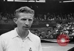 Image champion de tennis Donald Budge défaites Bunny Austin à Wimbleton Wimbledon Londres Angleterre, 1938, de la seconde 47 séquences d'archives historiques vidéo 65675047828