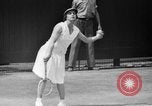 Image champion de tennis Donald Budge défaites Bunny Austin à Wimbleton Wimbledon Londres Angleterre, 1938, de la seconde 49 séquences d'archives historiques vidéo 65675047828
