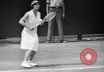Image champion de tennis Donald Budge défaites Bunny Austin à Wimbleton Wimbledon Londres Angleterre, 1938, de la seconde 51 séquences d'archives historiques vidéo 65675047828