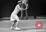 Image champion de tennis Donald Budge défaites Bunny Austin à Wimbleton Wimbledon Londres Angleterre, 1938, de la seconde 52 séquences d'archives historiques vidéo 65675047828