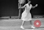 Image champion de tennis Donald Budge défaites Bunny Austin à Wimbleton Wimbledon Londres Angleterre, 1938, de la seconde 53 séquences d'archives historiques vidéo 65675047828