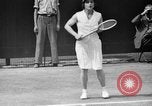Image champion de tennis Donald Budge défaites Bunny Austin à Wimbleton Wimbledon Londres Angleterre, 1938, de la seconde 54 séquences d'archives historiques vidéo 65675047828