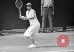 Image champion de tennis Donald Budge défaites Bunny Austin à Wimbleton Wimbledon Londres Angleterre, 1938, de la seconde 56 séquences d'archives historiques vidéo 65675047828