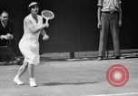 Image champion de tennis Donald Budge défaites Bunny Austin à Wimbleton Wimbledon Londres Angleterre, 1938, de la seconde 57 séquences d'archives historiques vidéo 65675047828