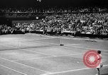 Image champion de tennis Donald Budge défaites Bunny Austin à Wimbleton Wimbledon Londres Angleterre, 1938, de la seconde 58 séquences d'archives historiques vidéo 65675047828