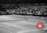 Image champion de tennis Donald Budge défaites Bunny Austin à Wimbleton Wimbledon Londres Angleterre, 1938, de la seconde 59 séquences d'archives historiques vidéo 65675047828
