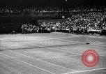 Image champion de tennis Donald Budge défaites Bunny Austin à Wimbleton Wimbledon Londres Angleterre, 1938, de la seconde 60 séquences d'archives historiques vidéo 65675047828