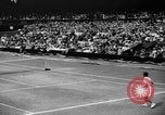 Image champion de tennis Donald Budge défaites Bunny Austin à Wimbleton Wimbledon Londres Angleterre, 1938, de la seconde 61 séquences d'archives historiques vidéo 65675047828