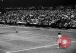 Image champion de tennis Donald Budge défaites Bunny Austin à Wimbleton Wimbledon Londres Angleterre, 1938, de la seconde 62 séquences d'archives historiques vidéo 65675047828