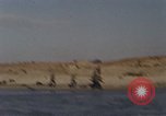 Immagine di Stati Uniti Marines assalto anfibio della formazione Okinawa in Giappone, 1961, secondo 24 filmato di repertorio 65675047856