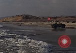 Immagine di Stati Uniti Marines assalto anfibio della formazione Okinawa in Giappone, 1961, secondo 33 filmato di repertorio 65675047856