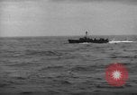 Standbild Spalten der Anlandung Handwerk Infanterie Baie de la Seine Normandie Frankreich, 1944, aus Sekunde 16 historischem Filmmaterial Videoclip 65675047876