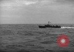 Standbild Spalten der Anlandung Handwerk Infanterie Baie de la Seine Normandie Frankreich, 1944, aus Sekunde 17 historischem Filmmaterial Videoclip 65675047876