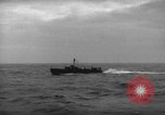 Standbild Spalten der Anlandung Handwerk Infanterie Baie de la Seine Normandie Frankreich, 1944, aus Sekunde 28 historischem Filmmaterial Videoclip 65675047876