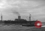 Standbild Spalten der Anlandung Handwerk Infanterie Baie de la Seine Normandie Frankreich, 1944, aus Sekunde 32 historischem Filmmaterial Videoclip 65675047876