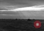 Standbild Spalten der Anlandung Handwerk Infanterie Baie de la Seine Normandie Frankreich, 1944, aus Sekunde 53 historischem Filmmaterial Videoclip 65675047876