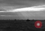 Standbild Spalten der Anlandung Handwerk Infanterie Baie de la Seine Normandie Frankreich, 1944, aus Sekunde 54 historischem Filmmaterial Videoclip 65675047876