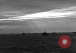 Standbild Spalten der Anlandung Handwerk Infanterie Baie de la Seine Normandie Frankreich, 1944, aus Sekunde 55 historischem Filmmaterial Videoclip 65675047876