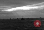 Standbild Spalten der Anlandung Handwerk Infanterie Baie de la Seine Normandie Frankreich, 1944, aus Sekunde 56 historischem Filmmaterial Videoclip 65675047876