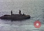 Immagine di Bayfield USS APA-33 Spiaggia Bianca Cappello Batangan Vietnam, 1965, secondo 28 filmato di repertorio 65675047887