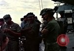 Immagine di Bayfield USS APA-33 Spiaggia Bianca Cappello Batangan Vietnam, 1965, secondo 61 filmato di repertorio 65675047887