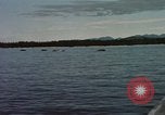 Immagine di Lo sbarco del veicolo personale cingolato-5 Spiaggia Bianca Cappello Batangan Vietnam, 1965, secondo 8 filmato di repertorio 65675047888