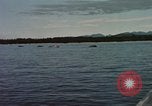 Immagine di Lo sbarco del veicolo personale cingolato-5 Spiaggia Bianca Cappello Batangan Vietnam, 1965, secondo 10 filmato di repertorio 65675047888